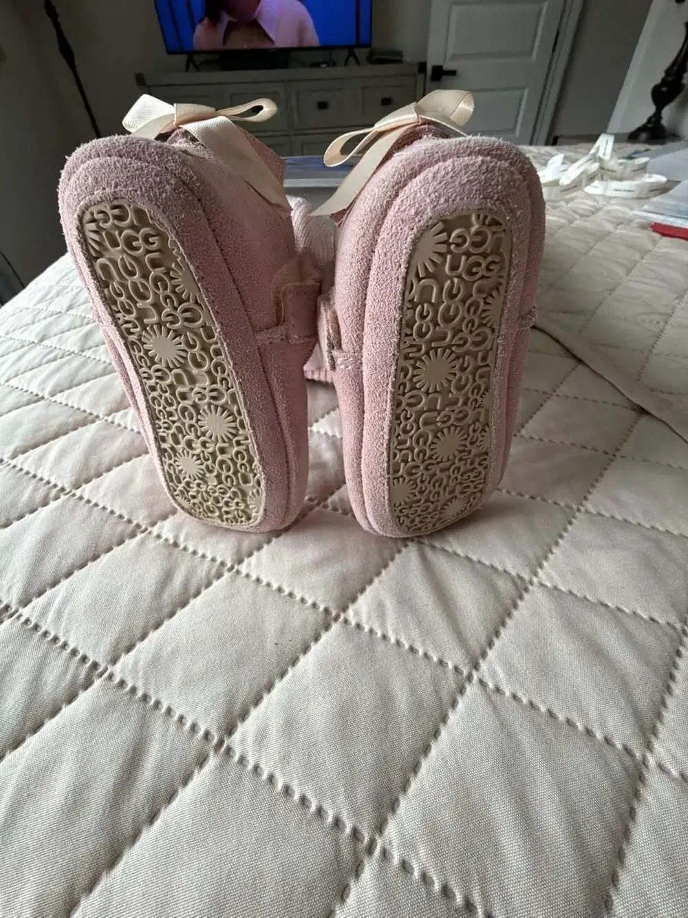 UGG Baby Jesse Bow II Bootie and Beanie Gift Set in Pink